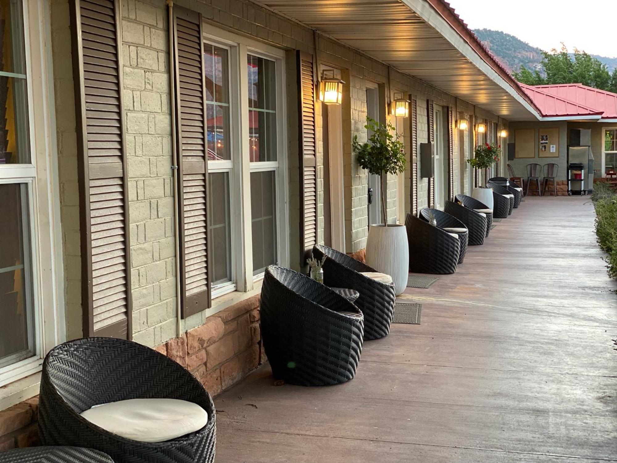 The Flagstone Boutique Inn & Suites 커내브 외부 사진